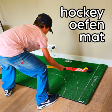 Hockey oefenmat om mee te trainen. Weet je dat er een hockey oefenmat bestaat om mee te trainen? Deze hockeytrainer is ontwikkeld door een Nederlandse oud hockey international. Leuk voor tijdens de hockeytraining en op hockeykamp op de hockeyclub, maar ook voor thuis.
