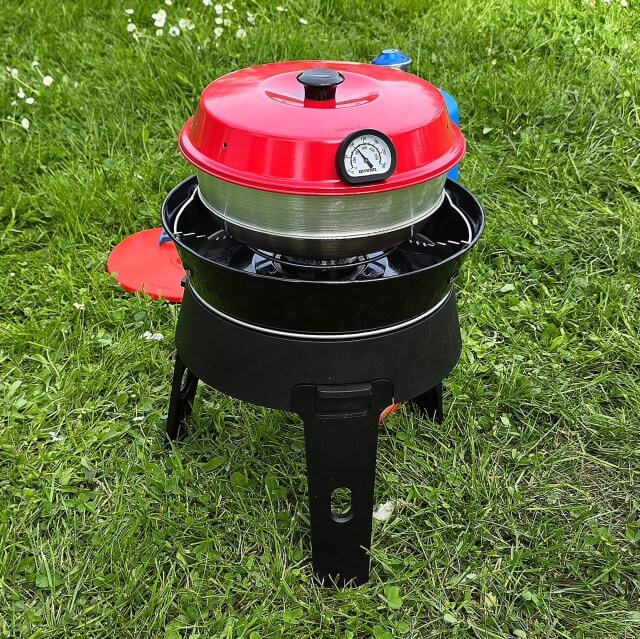 Omnia camping oven recepten en review. Weet je dat er een oven is voor op de camping? Deze Omnia oven kun je gewoon op je campinggasje gebruiken. Daarom vind je hier onze review van de Omnia oven met leuke makkelijke recepten. Je kunt het in je camping keukentje gebruiken, maar wij koken eigenlijk altijd op de Cadac Safari Chef 30.