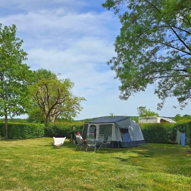 Camping La Roche Posay: Yelloh Village vakantiepark vol luxe. Yelloh! Village camping La Roche Posay is een vakantiepark om te onthouden. Natuurlijk vanwege het prachtige zwembad binnen en buiten met waterglijbaan. Maar ook voor de sportvelden en speeltuin. Bovendien is het er prachtig groen en vol bloemen.