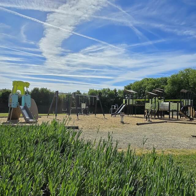 Camping La Roche Posay: Yelloh Village vakantiepark vol luxe. Yelloh! Village camping La Roche Posay is een vakantiepark om te onthouden. Natuurlijk vanwege het prachtige zwembad binnen en buiten met waterglijbaan. Maar ook voor de sportvelden en speeltuin. Bovendien is het er prachtig groen en vol bloemen.