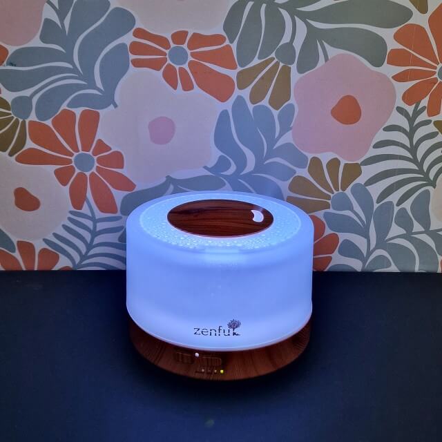 Review: Zenful aroma diffuser lampen met etherische olie. Met een aroma diffuser verspreid je de fijne geur van etherische olie door je huis. Veel aroma diffusers zijn daarnaast ook een lamp. Hier lees je waar en waarvoor je dit apparaat allemaal kunt gebruiken. Daarnaast vind je hier een review van de Zenful aroma diffuser.