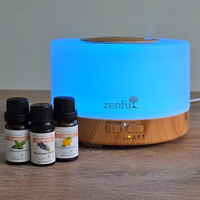 Review: Zenful aroma diffuser lampen met etherische olie. Met een aroma diffuser verspreid je de fijne geur van etherische olie door je huis. Veel diffusers zijn daarnaast ook een lamp. Hier lees je waar en waarvoor je dit apparaat allemaal kunt gebruiken. Daarnaast delen we onze review van de Zenful aroma diffuser Flora en van de Harmony.