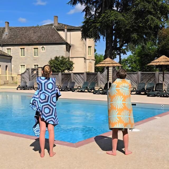 Camping Château de l'Epervière: review kasteelcamping. Castel Camping Château de l'Epervière ligt in midden oost Frankrijk. Deze idyllische kasteelcamping heeft ruime kampeerplekken in de kasteeltuin. Voor kinderen en tieners zijn er een buitenzwembad, binnenzwembad, sportveld en speeltuinen. Bekijk onze review met filmpje. De handdoeken strandlakens zijn van Buvanha.