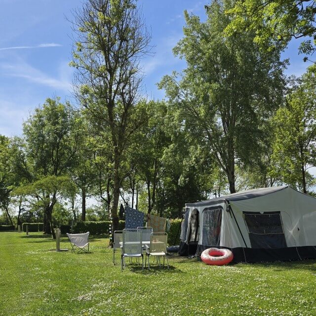 Camping Château de l'Epervière: review kasteelcamping. Castel Camping Château de l'Epervière ligt in midden oost Frankrijk. Deze idyllische kasteelcamping heeft ruime kampeerplekken in de kasteeltuin. Voor kinderen en tieners zijn er een buitenzwembad, binnenzwembad, sportveld en speeltuinen. Bekijk onze review met filmpje. Met onze Jametic Outdoor vouwwagen.