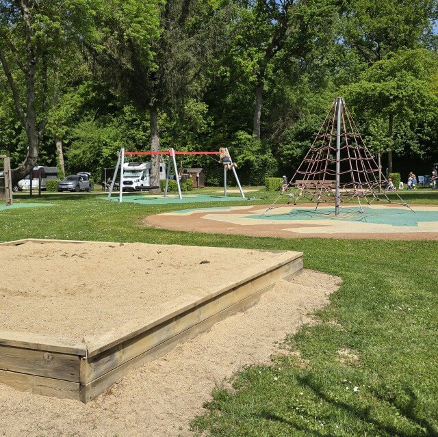 Camping Château de l'Epervière: review kasteelcamping. Castel Camping Château de l'Epervière ligt in midden oost Frankrijk. Deze idyllische kasteelcamping heeft ruime kampeerplekken in de kasteeltuin. Voor kinderen en tieners zijn er een buitenzwembad, binnenzwembad, sportveld en speeltuinen. Bekijk onze review met filmpje.