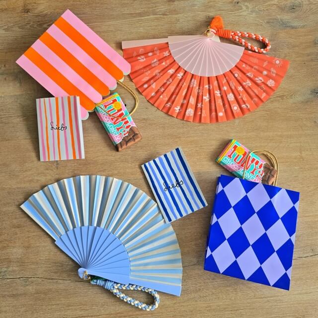 Leuke cadeau ideeën voor de juf of meester: knutselen en shoppen. In de zomer is het in het klaslokaal vaak erg warm. Hoe leuk is een handwaaier dan om te geven?