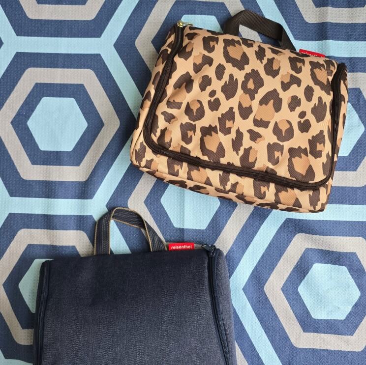 Handige organisers voor kamperen in caravan, camper, vouwwagen & tent. Ik vond twee handige toilettassen die je kunt ophangen: Reisenthel Toiletbag XL.
