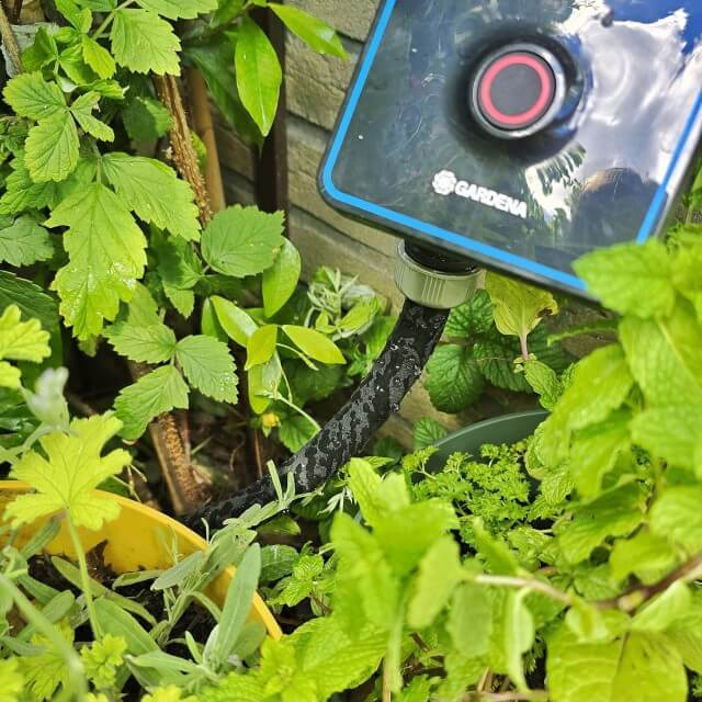 Besproeiingscomputer: automatische watertimer voor tuin. Deze besproeiingscomputer geeft je tuin water, ook als jij er niet bent. Zo'n automatische beregeningscomputer is fijn voor in je tuin tijdens de vakantie. Maar ook de rest van de lente en zomer is een watertimer handig.