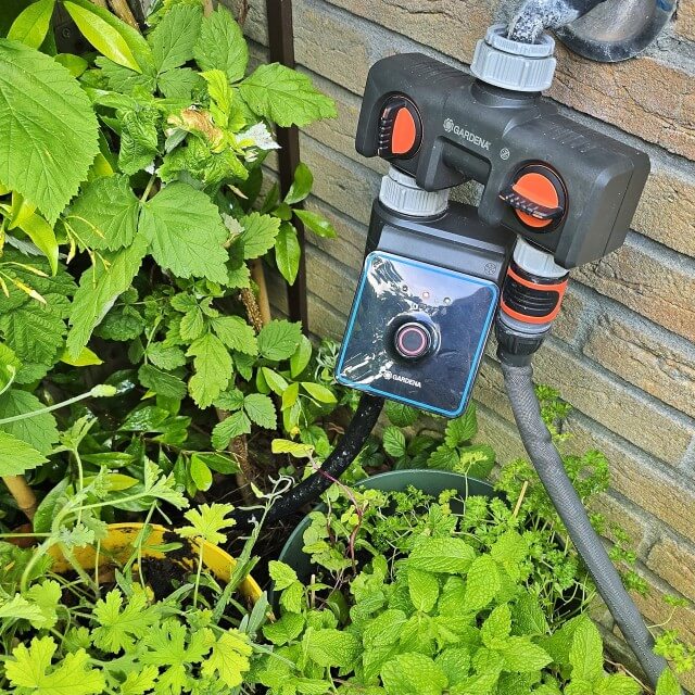 Besproeiingscomputer: automatische watertimer voor tuin. Deze besproeiingscomputer geeft je tuin water, ook als jij er niet bent. Zo'n automatische beregeningscomputer is fijn voor in je tuin tijdens de vakantie. Maar ook de rest van de lente en zomer is een watertimer handig.