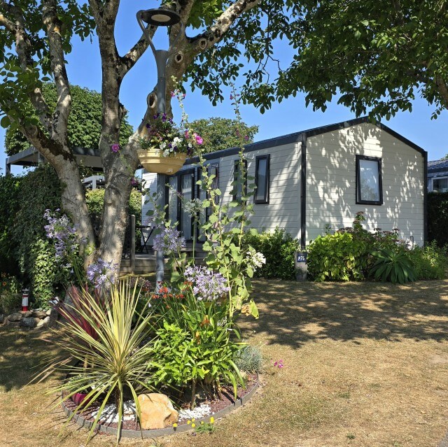 Camping les Embruns: prachtige camping vol bloemen in Bretagne. Camping les Embruns is een prachtige camping in Finistere in Bretagne. Misschien wel de mooiste camping van Frankrijk. Vol bloemen, vlakbij het strand, met binnenzwembad en buitenzwembad.
