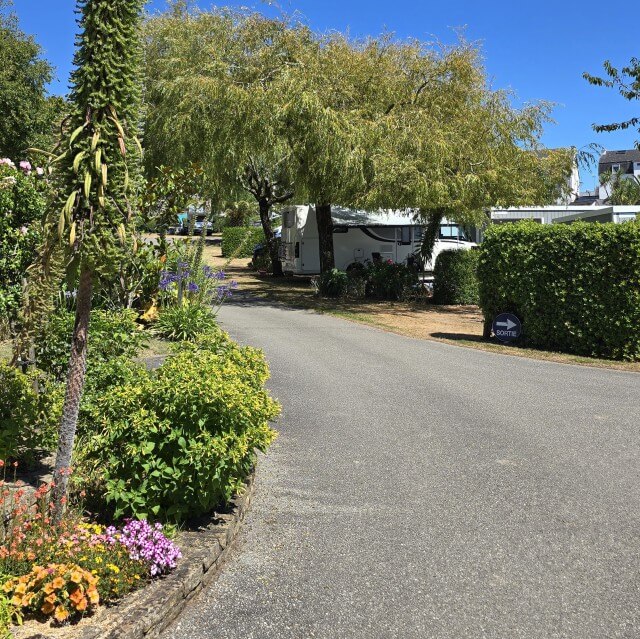 Camping les Embruns: prachtige camping vol bloemen in Bretagne. Camping les Embruns is een prachtige camping in Finistere in Bretagne. Misschien wel de mooiste camping van Frankrijk. Vol bloemen, vlakbij het strand, met binnenzwembad en buitenzwembad.