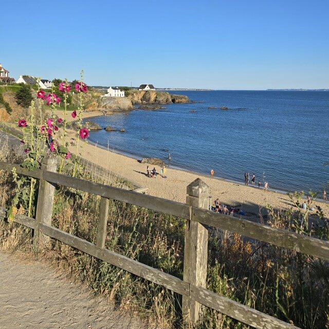 Camping les Embruns: prachtige camping vol bloemen in Bretagne. Camping les Embruns is een prachtige camping in Finistere in Bretagne. Misschien wel de mooiste camping van Frankrijk. Vol bloemen, vlakbij het strand, met binnenzwembad en buitenzwembad.