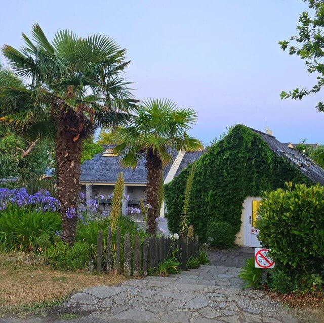 Camping les Embruns: prachtige camping vol bloemen in Bretagne. Camping les Embruns is een prachtige camping in Finistere in Bretagne. Misschien wel de mooiste camping van Frankrijk. Vol bloemen, vlakbij het strand, met binnenzwembad en buitenzwembad.