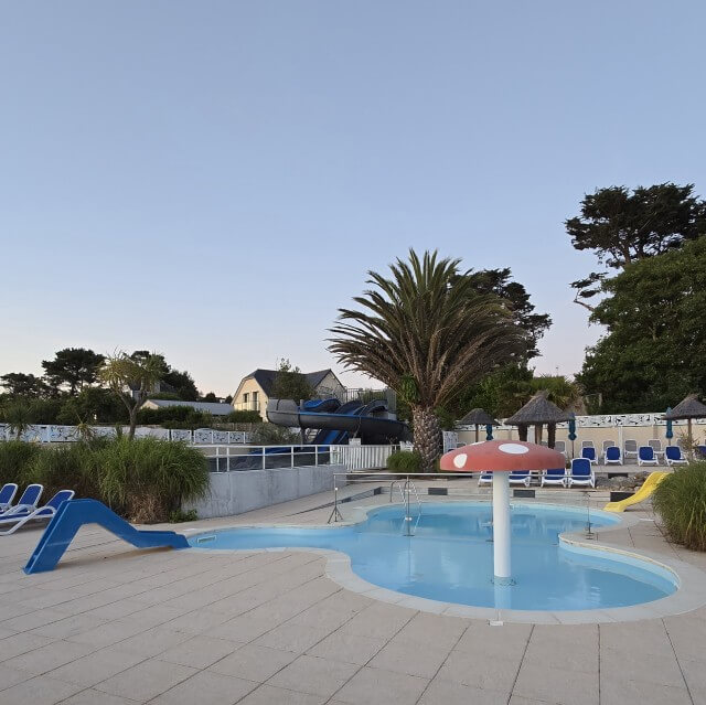 Camping les Embruns: prachtige camping vol bloemen in Bretagne. Camping les Embruns is een prachtige camping in Finistere in Bretagne. Misschien wel de mooiste camping van Frankrijk. Vol bloemen, vlakbij het strand, met binnenzwembad en buitenzwembad.