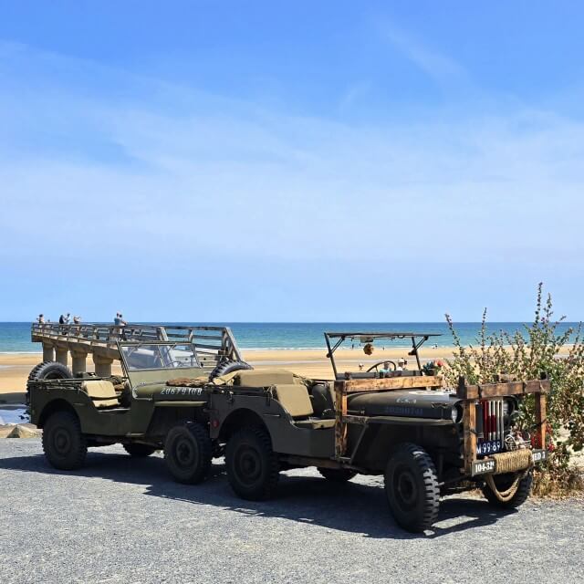Op Omaha Beach zie je verschillende herdenkingstekens en overblijfselen van de geallieerde invasie. Er rijden veel oude legerjeeps rond, die zijn vermoedelijk te huur. Maar Omaha Beach is ook gewoon een strand, waar gezwommen en gesport wordt. Een gek contrast.