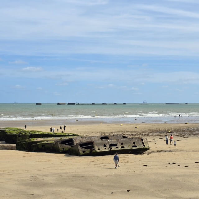 D-Day invasiestranden bezoeken met tieners. Als je naar de noordkust van Normandië gaat, kunnen de verschillende invasiestranden je niet ontgaan. De D-Day geschiedenis leeft hier in Normandië enorm. Deze D-Day invasiestranden zijn absoluut de moeite waard om te bezoeken met tieners.