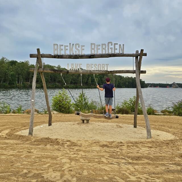 Lake Resort Beekse Bergen: luxe camping en vakantiehuizen. Wauw dit is gewoon in Nederland! Wij gingen kamperen in Afrikaanse sferen op Lake Resort Beekse Bergen. Het ligt aan een mooi zwemmeer, het terras van het restaurant en de strandspeeltuin zijn hier ook. Binnen zijn er nog een zwembad en een binnenspeeltuin. Daarnaast ben je met het treintje zo in het Safaripark en in Speelland Beekse Bergen.