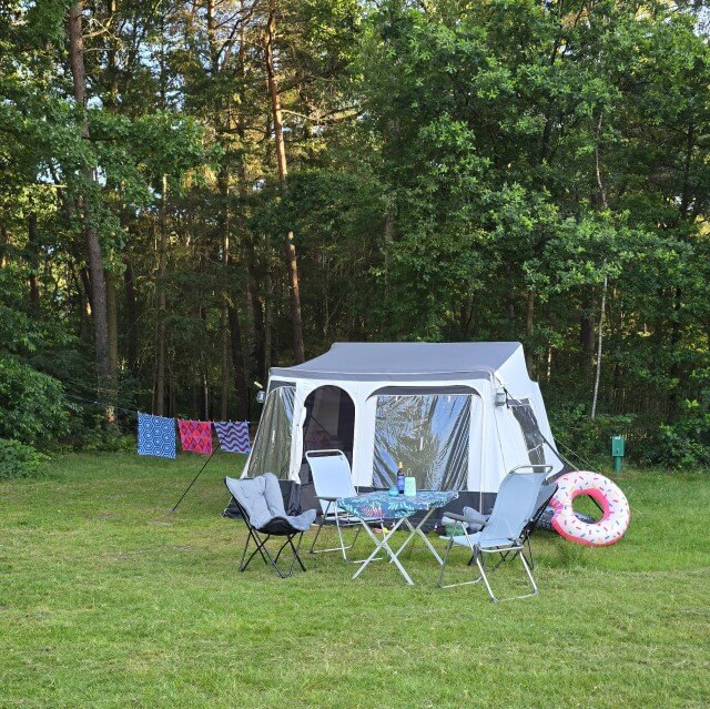 Lake Resort Beekse Bergen: luxe camping en vakantiehuizen. Wauw dit is gewoon in Nederland! Wij gingen kamperen in Afrikaanse sferen op Lake Resort Beekse Bergen. Het ligt aan een mooi zwemmeer, het terras van het restaurant en de strandspeeltuin zijn hier ook. Binnen zijn er nog een zwembad en een binnenspeeltuin. Daarnaast ben je met het treintje zo in het Safaripark en in Speelland Beekse Bergen.