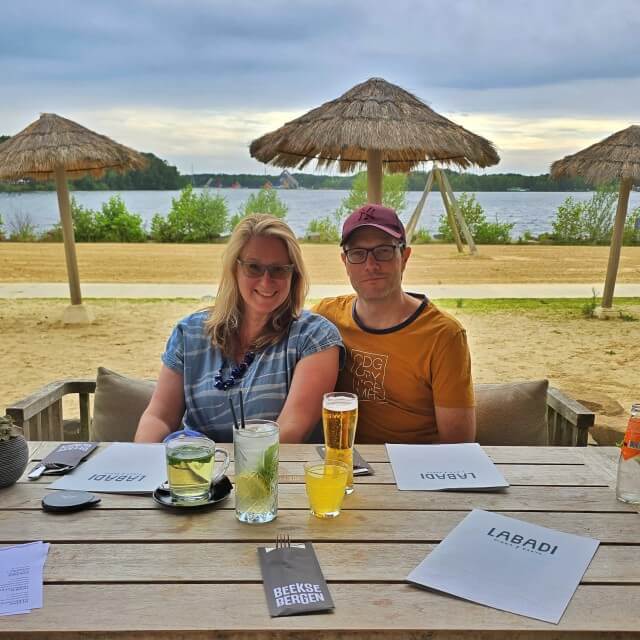 Lake Resort Beekse Bergen: luxe camping en vakantiehuizen. Wauw dit is gewoon in Nederland! Wij gingen kamperen in Afrikaanse sferen op Lake Resort Beekse Bergen. Het ligt aan een mooi zwemmeer, het terras van het restaurant en de strandspeeltuin zijn hier ook. Binnen zijn er nog een zwembad en een binnenspeeltuin. Daarnaast ben je met het treintje zo in het Safaripark en in Speelland Beekse Bergen.