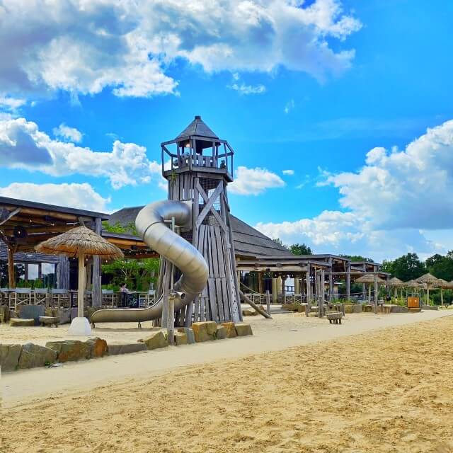Lake Resort Beekse Bergen: luxe camping en vakantiehuizen. Wauw dit is gewoon in Nederland! Wij gingen kamperen in Afrikaanse sferen op Lake Resort Beekse Bergen. Het ligt aan een mooi zwemmeer, het terras van het restaurant en de strandspeeltuin zijn hier ook. Binnen zijn er nog een zwembad en een binnenspeeltuin. Daarnaast ben je met het treintje zo in het Safaripark en in Speelland Beekse Bergen.