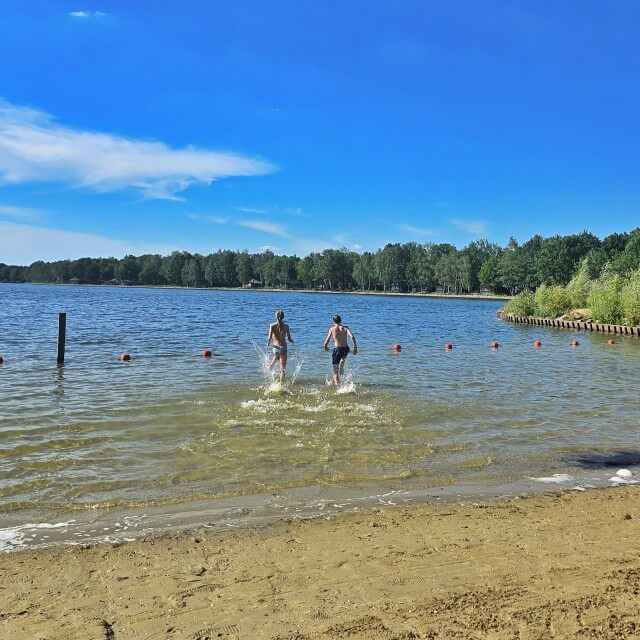 Lake Resort Beekse Bergen: luxe camping en vakantiehuizen. Wauw dit is gewoon in Nederland! Wij gingen kamperen in Afrikaanse sferen op Lake Resort Beekse Bergen. Het ligt aan een mooi zwemmeer, het terras van het restaurant en de strandspeeltuin zijn hier ook. Binnen zijn er nog een zwembad en een binnenspeeltuin. Daarnaast ben je met het treintje zo in het Safaripark en in Speelland Beekse Bergen.