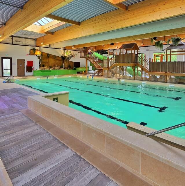 Lake Resort Beekse Bergen: luxe camping en vakantiehuizen. Wauw dit is gewoon in Nederland! Wij gingen kamperen in Afrikaanse sferen op Lake Resort Beekse Bergen. Het ligt aan een mooi zwemmeer, het terras van het restaurant en de strandspeeltuin zijn hier ook. Binnen zijn er nog een zwembad en een binnenspeeltuin. Daarnaast ben je met het treintje zo in het Safaripark en in Speelland Beekse Bergen.