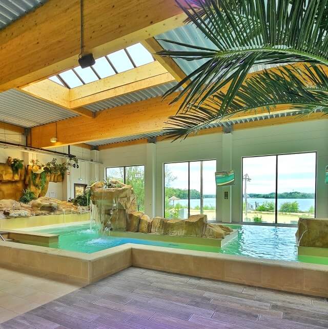 Lake Resort Beekse Bergen: luxe camping en vakantiehuizen. Wauw dit is gewoon in Nederland! Wij gingen kamperen in Afrikaanse sferen op Lake Resort Beekse Bergen. Het ligt aan een mooi zwemmeer, het terras van het restaurant en de strandspeeltuin zijn hier ook. Binnen zijn er nog een zwembad en een binnenspeeltuin. Daarnaast ben je met het treintje zo in het Safaripark en in Speelland Beekse Bergen.