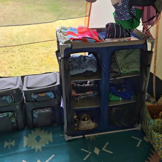 10 organisers voor kamperen in caravan, camper, vouwwagen & tent. Op zoek naar goede organisers voor kamperen met je caravan, camper, vouwwagen en tent? Dit zijn onze favoriete opbergers, fijne organizers voor binnen en in je voortent. Handige hacks voor op de camping. Met een opzetkastje slingert er veel minder in de voortent. Het helpt gewoon om aflegruimte te hebben.