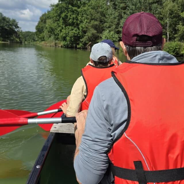 In Safaripark Beekse Bergen kun je op allerlei manieren op safari. Natuurlijk met je eigen auto, met een ranger op stap in de Gamedrive Land Cruiser of in de winter met de Safaribus. Wij gingen over het water op Bootsafari, maar ook met een ranger op Kanosafari. Dat laatste vonden we een heel bijzondere ervaring. Er zitten twee kano's aan elkaar, waardoor je met acht personen roeit. Telkens stopt de groep even en vertelt de ranger over dieren die je ziet.