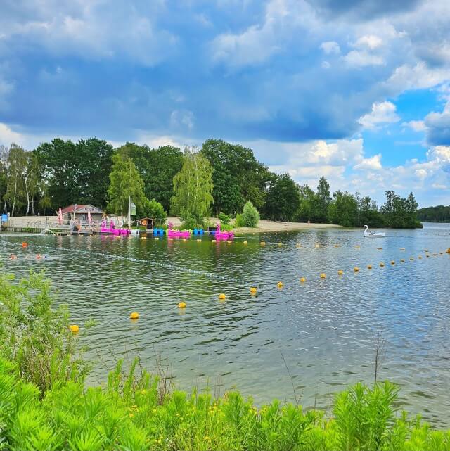 Speelland Beekse Bergen ligt aan de andere kant van het Victoriameer. Bij het strand kun je natuurlijk zwemmen en er zijn waterfietsen. Daarnaast zijn er allerlei speelplekken, zoals speeltuinen, waterglijbanen, fietsjes en trampolines. Verder is er horeca waar je wat kunt eten en drinken.