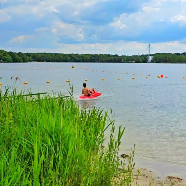 Speelland Beekse Bergen ligt aan de andere kant van het Victoriameer. Bij het strand kun je natuurlijk zwemmen en er zijn waterfietsen. Daarnaast zijn er allerlei speelplekken, zoals speeltuinen, waterglijbanen, fietsjes en trampolines. Verder is er horeca waar je wat kunt eten en drinken.