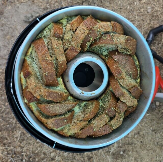 Weet je dat er een oven is voor op de camping? Deze Omnia oven kun je gewoon op je campinggasje gebruiken. Daarom vind je hier onze review van de Omnia oven met leuke makkelijke recepten. Zoals dit recept voor hartige wentelteefjes van oud brood.