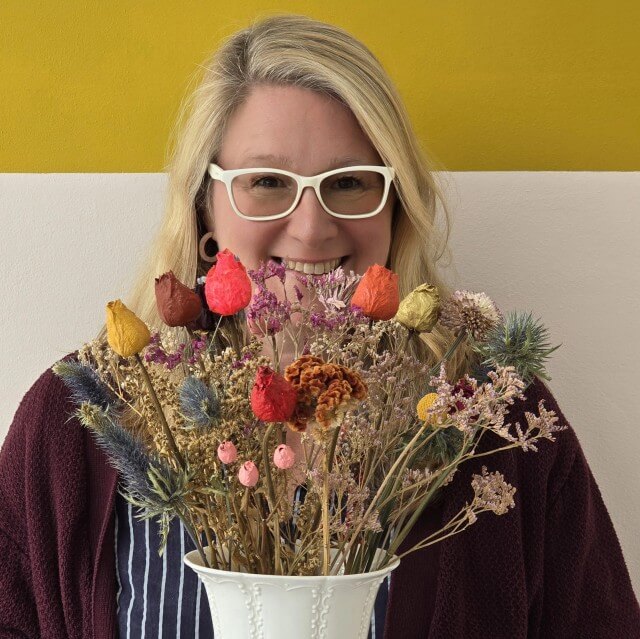 Bloemen knutselen en knutselen met bloemen. Droogbloemen saai in een vaas? Niet als je ze schildert.
