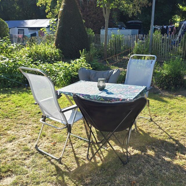 Binnenkijken in onze vouwwagen, plus ideeën decoratie en inrichten. De campingstoelen van Lafuma en Bocamp vind ik fijn.
