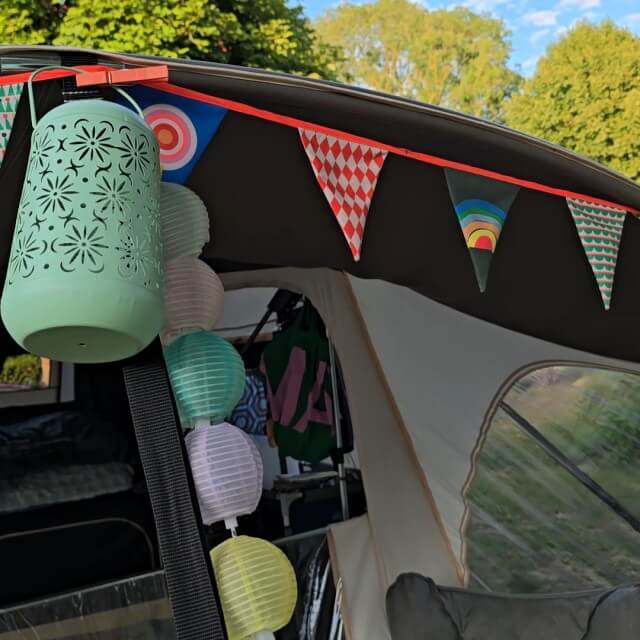 Binnenkijken in onze vouwwagen, plus ideeën decoratie en inrichten. Kom je binnenkijken in onze vouwwagen? We delen ideeën voor de decoratie en het inrichten van een vouwwagen. Want ook een vouwwagen kun je pimpen. Ook vertellen we waarom we een vouwwagen kiezen. Plus waarom we deze Jametic Outdoor vouwwagen kiezen. Met kleurrijke vlaggetjes en lampjes.