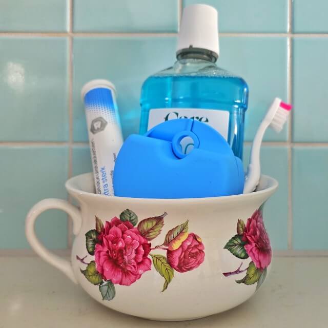 Kringloop ideeën: knutselen en andere DIY ideeën met vondsten. Alle beugel zooi is minder rommelig in een mooi vintage bakje vond. We noemen dit het beugel bakkie.