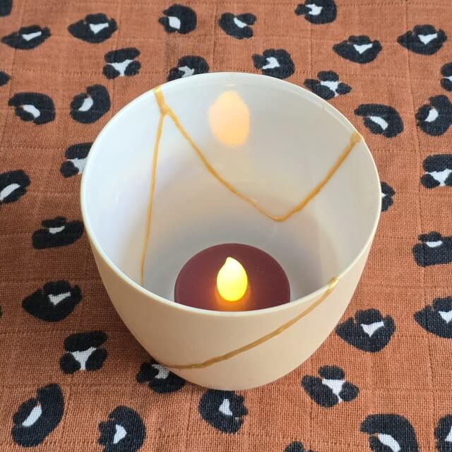 Kringloop ideeën: knutselen en andere DIY ideeën met vondsten. Is servies kapot? Dan kun je het lijmen volgens de Japanse Kintsugi kunst. Kintsugi betekent gouden verbinding. Hierbij wordt gebroken keramiek gerepareerd met een decoratieve lijm. Daarmee wordt het nog mooier dan het eerst was.