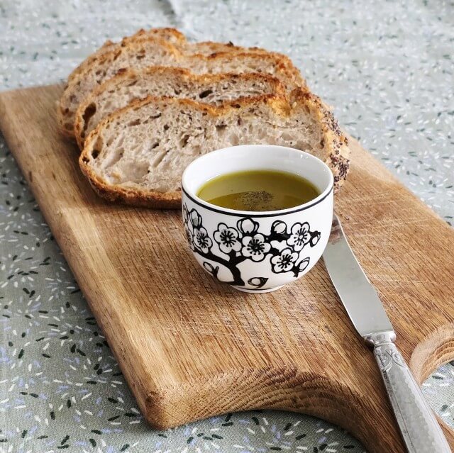 Kringloop ideeën: knutselen en andere DIY ideeën met vondsten. Dit kleine koffiekopje vind ik ideaal als bakje voor dopolie. Je weet wel van die lekkere olie waar je brood in kunt dopen.