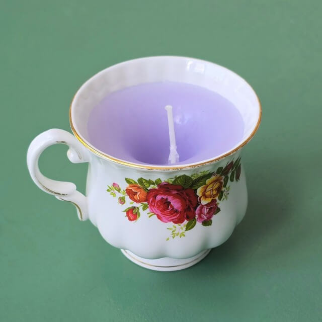 Kringloop ideeën: knutselen en andere DIY ideeën met vondsten. Kringloopwinkels staan vol met van die schattige oude koffiekopjes. Weinig mensen gebruiken ze nog voor koffie, maar ze zijn ook heel leuk als kaarsenhouder.