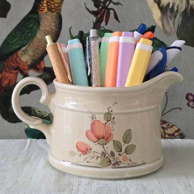 Kringloop ideeën: knutselen en andere DIY ideeën met vondsten. Zo'n ouderwetse sauskom of juskom is heel mooi en kringloopwinkels hebben er vaak veel. Als pennenbakje is een sauskom heel decoratief.