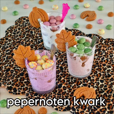 Pepernoten kwark cheesecake: leuk als toetje of traktatie. Al voor de herfst begint liggen de winkels vol met pepernoten. Een vriend van zoonlief nam pepernoten kwark mee, die besloten we ook te maken. Deze pepernoten cheesecake kwark is een makkelijk en leuk recept als toetje of traktatie.