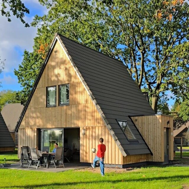 Welness vakantiehuisje op vakantiepark Landal de Katjeskelder. Landal de Katjeskelder heeft een heel fijn welness vakantiehuisje. Compleet met sauna, buitenbad en buitendouche. Op het vakantiepark zijn onder meer een binnenzwembad, buitenzwembad, bowlingbaan en speeltuin. Daarnaast zijn er ook een glamping en camping.