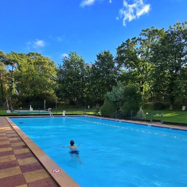 Welness vakantiehuisje op vakantiepark Landal de Katjeskelder. Landal de Katjeskelder heeft een heel fijn welness vakantiehuisje. Compleet met sauna, buitenbad en buitendouche. Op het vakantiepark zijn onder meer een binnenzwembad, buitenzwembad, bowlingbaan en speeltuin. Daarnaast zijn er ook een glamping en camping.