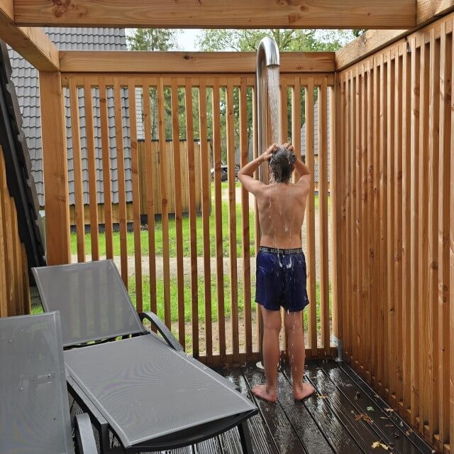 Welness vakantiehuisje op vakantiepark Landal de Katjeskelder. Landal de Katjeskelder heeft een heel fijn welness vakantiehuisje. Compleet met sauna, buitenbad en buitendouche. Op het vakantiepark zijn onder meer een binnenzwembad, buitenzwembad, bowlingbaan en speeltuin. Daarnaast zijn er ook een glamping en camping.