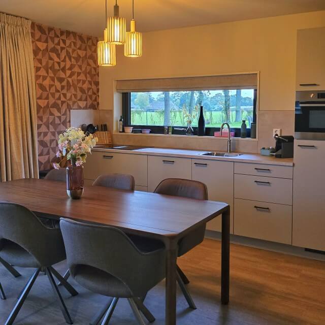 Welness vakantiehuisje op vakantiepark Landal de Katjeskelder. Landal de Katjeskelder heeft een heel fijn welness vakantiehuisje. Compleet met sauna, buitenbad en buitendouche. Op het vakantiepark zijn onder meer een binnenzwembad, buitenzwembad, bowlingbaan en speeltuin. Daarnaast zijn er ook een glamping en camping.