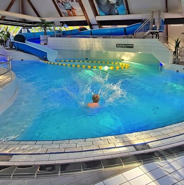 Welness vakantiehuisje op vakantiepark Landal de Katjeskelder. Landal de Katjeskelder heeft een heel fijn welness vakantiehuisje. Compleet met sauna, buitenbad en buitendouche. Op het vakantiepark zijn onder meer een binnenzwembad, buitenzwembad, bowlingbaan en speeltuin. Daarnaast zijn er ook een glamping en camping.