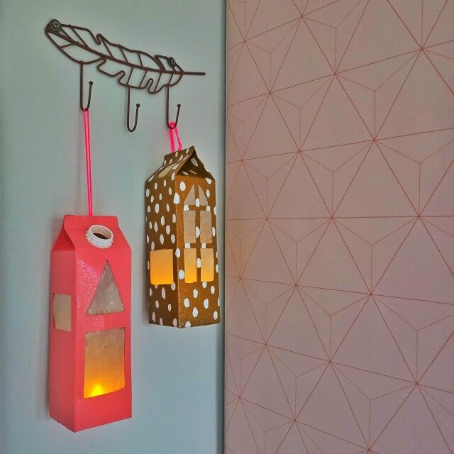 Lantaarn huisje van melkpak knutselen voor de feestdagen. Wil je iets maken dat je tot eind december kan laten staan? Met een melkpak en een lichtje kun je een leuk herfsthuisje of decemberhuisje knutselen. Een leuke lampion of lantaarn om te knutselen van een melkpak, voor Sint Maarten, Sinterklaas en Kerst.