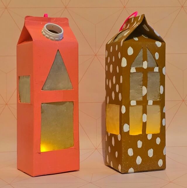 Lantaarn huisje van melkpak knutselen voor de feestdagen. Wil je iets maken dat je tot eind december kan laten staan? Met een melkpak en een lichtje kun je een leuk herfsthuisje of decemberhuisje knutselen. Een leuke lampion of lantaarn om te knutselen van een melkpak, voor Sint Maarten, Sinterklaas en Kerst.