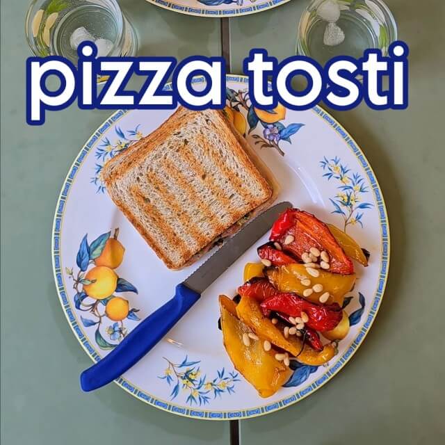 Pizza tosti recept met gegrilde paprika's. Kleine meis had toch zoiets lekkers bij een vriendin gegeten, of ze dat thuis ook mocht maken. Inmiddels maakt ze regelmatig dit pizza tosti recept voor het hele gezin. Lekker recept op een mooie dag, maar ook ideaal om te maken als de kinderen om de beurt training hebben.
