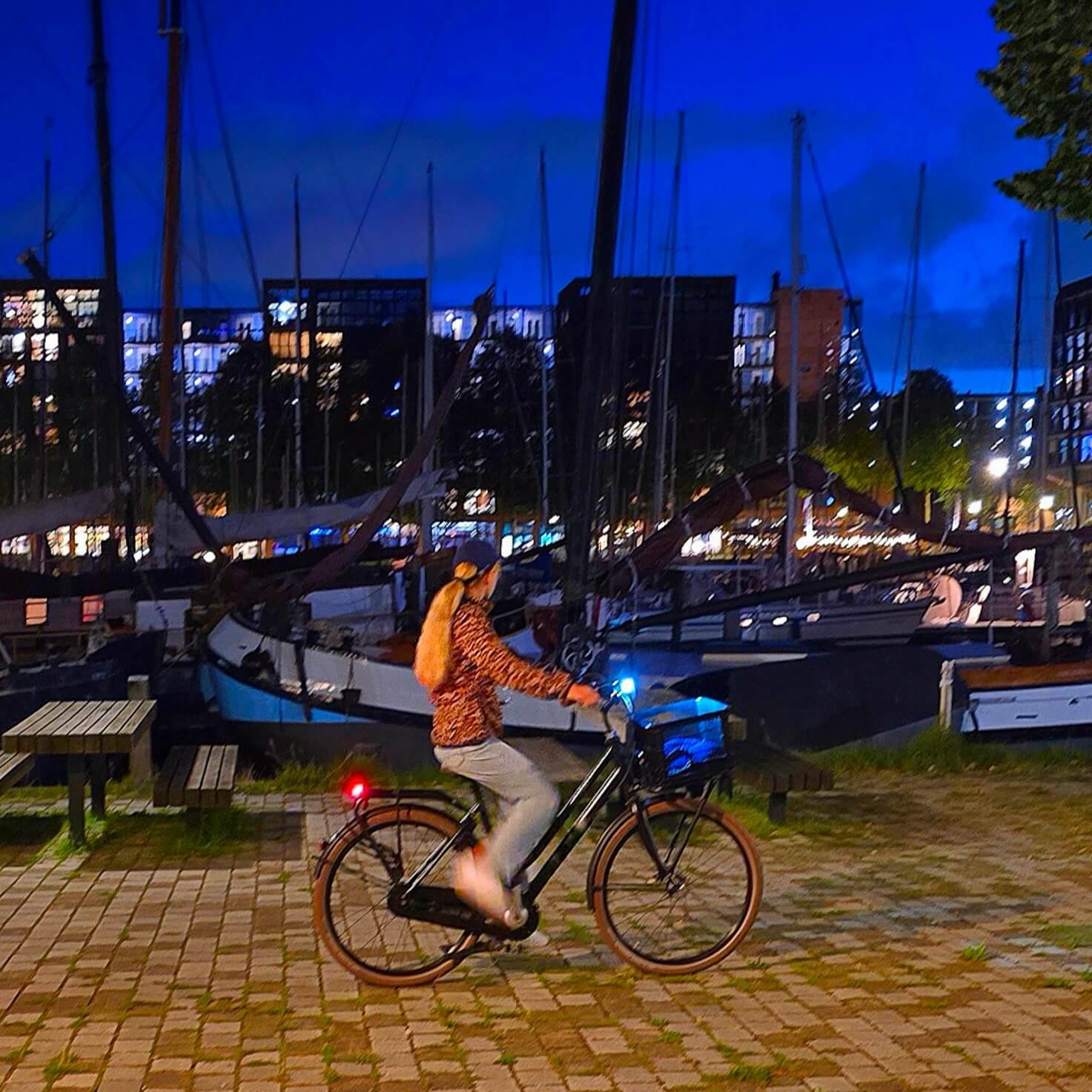 Onze herfst tip: echt goede losse oplaadbare fietslampjes, zodat je kinderen en tieners veilig fietsen. Wij testten de AXA Niteline serie. De lampjes zijn goed fel. Je maakt ze makkelijk vast aan je fiets en stopt ze ook net zo snel weer in je tas of jas. De lampjes zijn met je standaard USB-C kabel oplaadbaar, opladen kan ook op met laptop of powerbank onderweg.